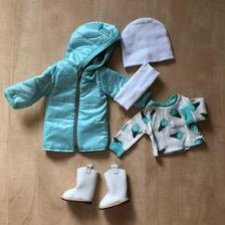 Много одежды и обуви на разных кукол