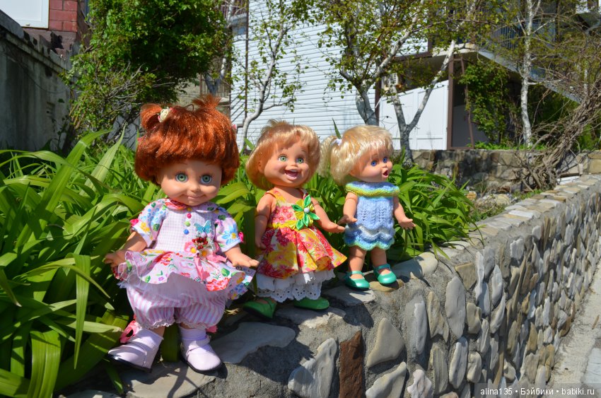 Голубушки на прогулке у моря