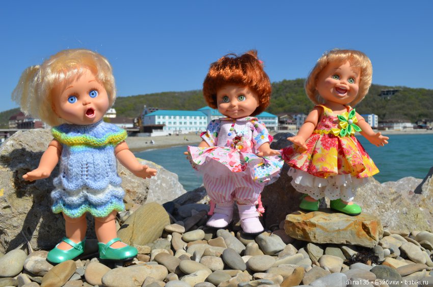 Голубушки на прогулке у моря