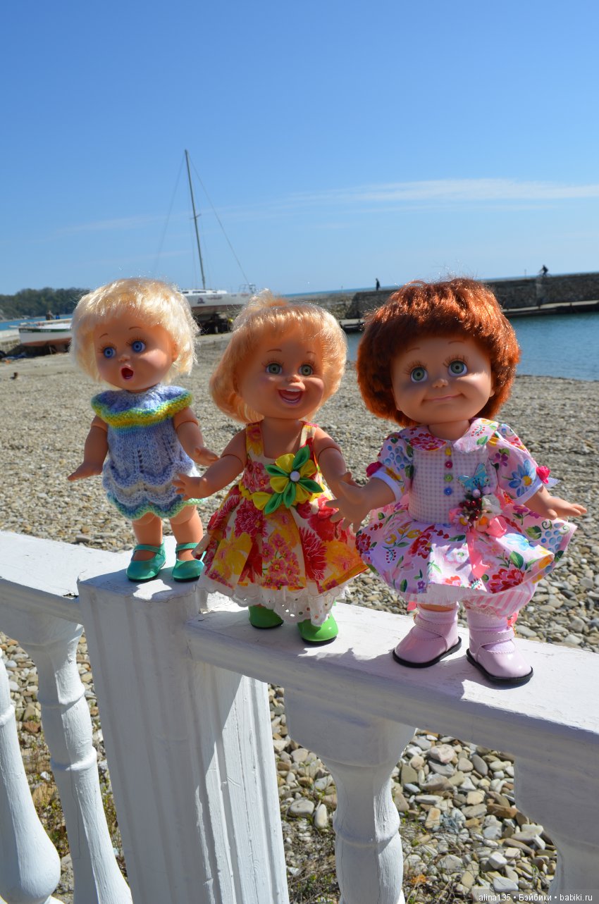 Голубушки на прогулке у моря