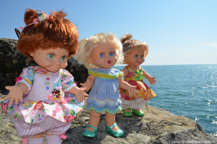 Голубушки на прогулке у моря