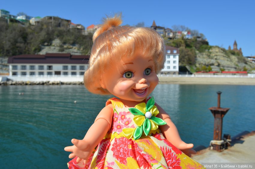 Голубушки на прогулке у моря