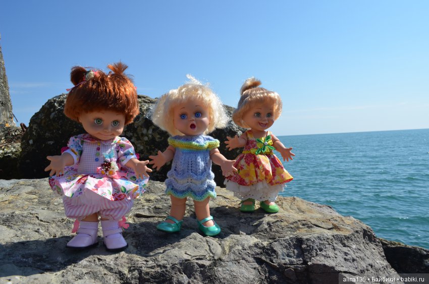 Голубушки на прогулке у моря