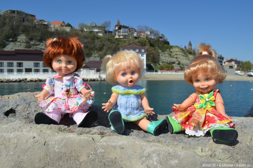 Голубушки на прогулке у моря