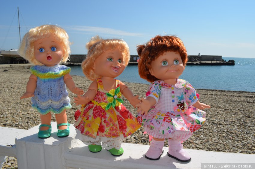 Голубушки на прогулке у моря