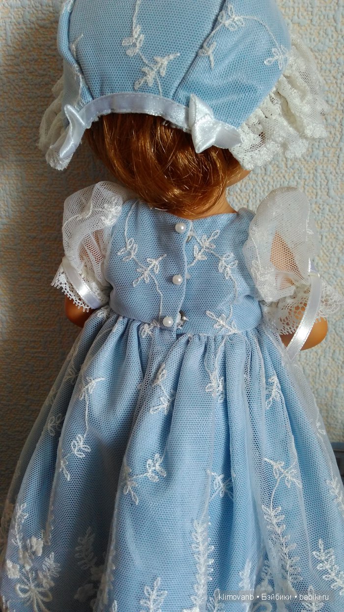 Платье очень красиво и сзади.