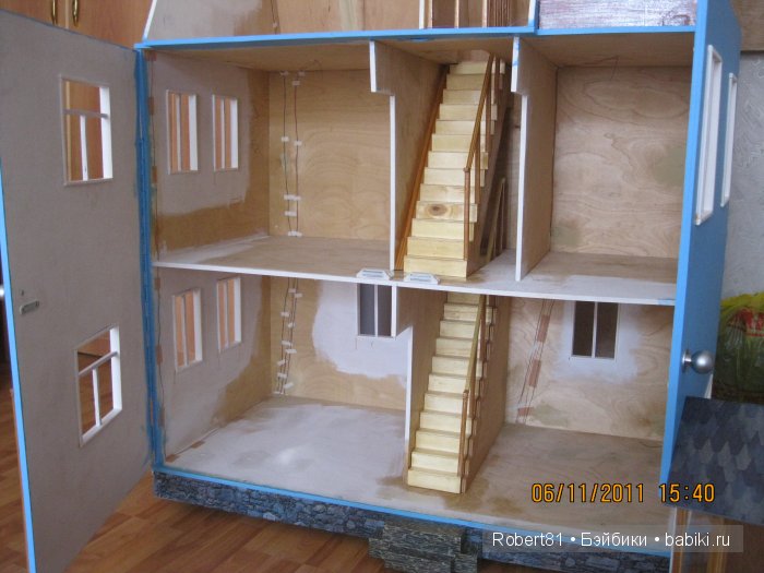 Внутри домика пока без ремонта)