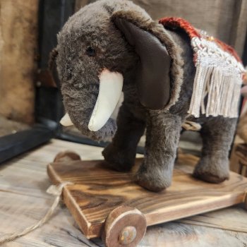 🎪 Винтажный Цирковой Слон на тележке— очарование ручной работы! 🐘✨