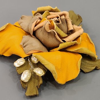 Yellow rose брошь из натуральной кожи