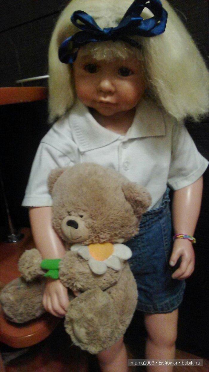 Ливочка очень любит играть с этим мишкой.