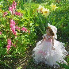 Бетси в роли цветочной феи