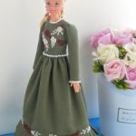 Льняное платье с вышивкой для куколки Barbie на подвижном йога-теле