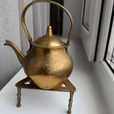 Винтажный латунный чайничек на подставке