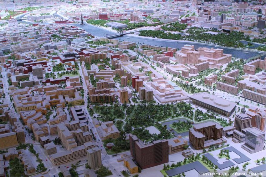 Железный человек: приключеня без брони. Макет Москвы на ВДНХ