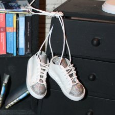 Блестящие сникеры ищут свободные ножки