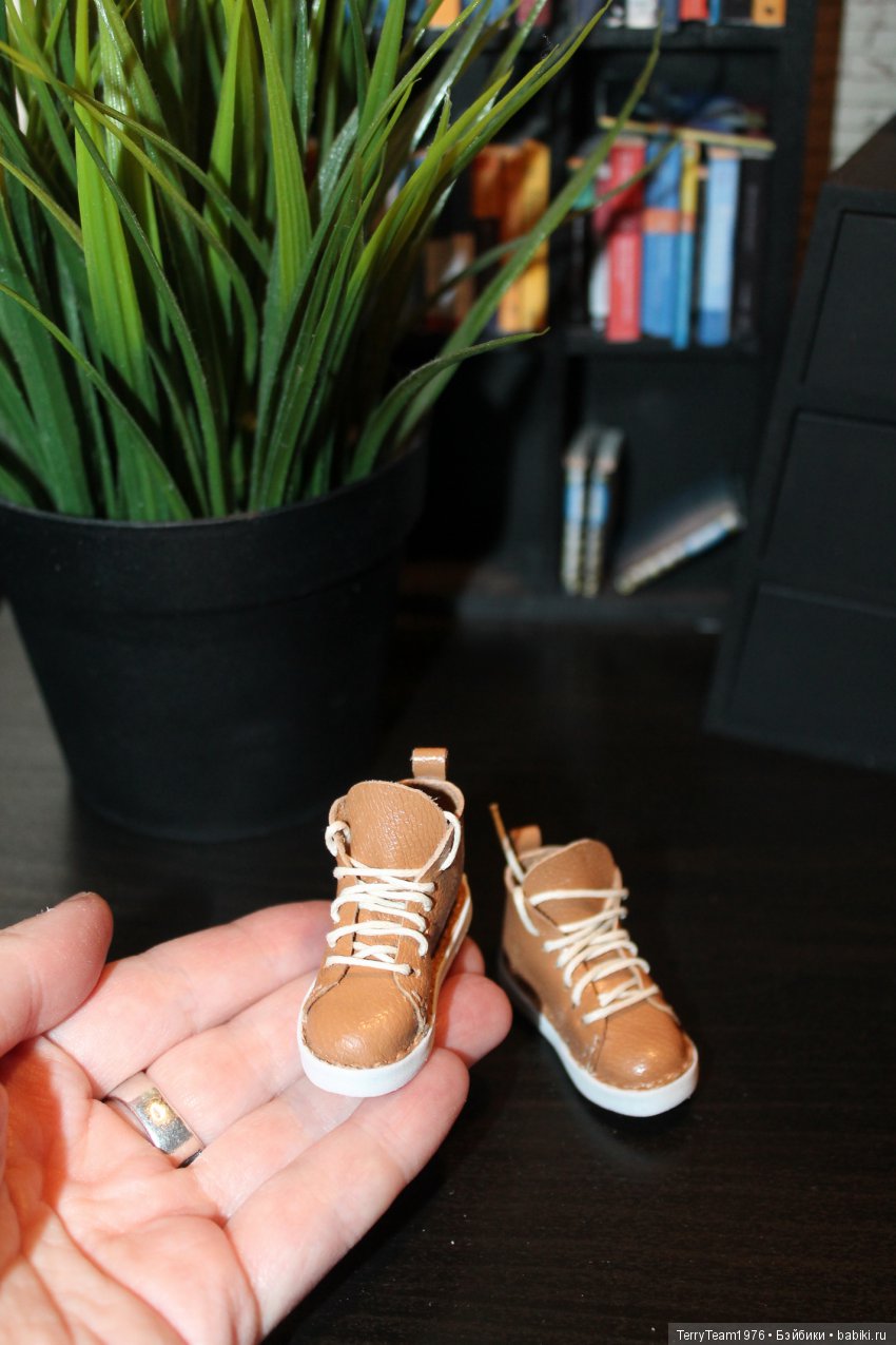 "Это у меня дядя на обувной фабрике работает..."(с)