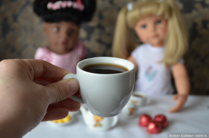 Чайная кукла мальчик обь. Чаепитие с куклами. У кукол чаепитие в детском саду. Чаепитие у куклы Развивающее занятие. Угощаем куклу чаем младшая.