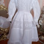 Белое батистовое платье с нижней юбкой