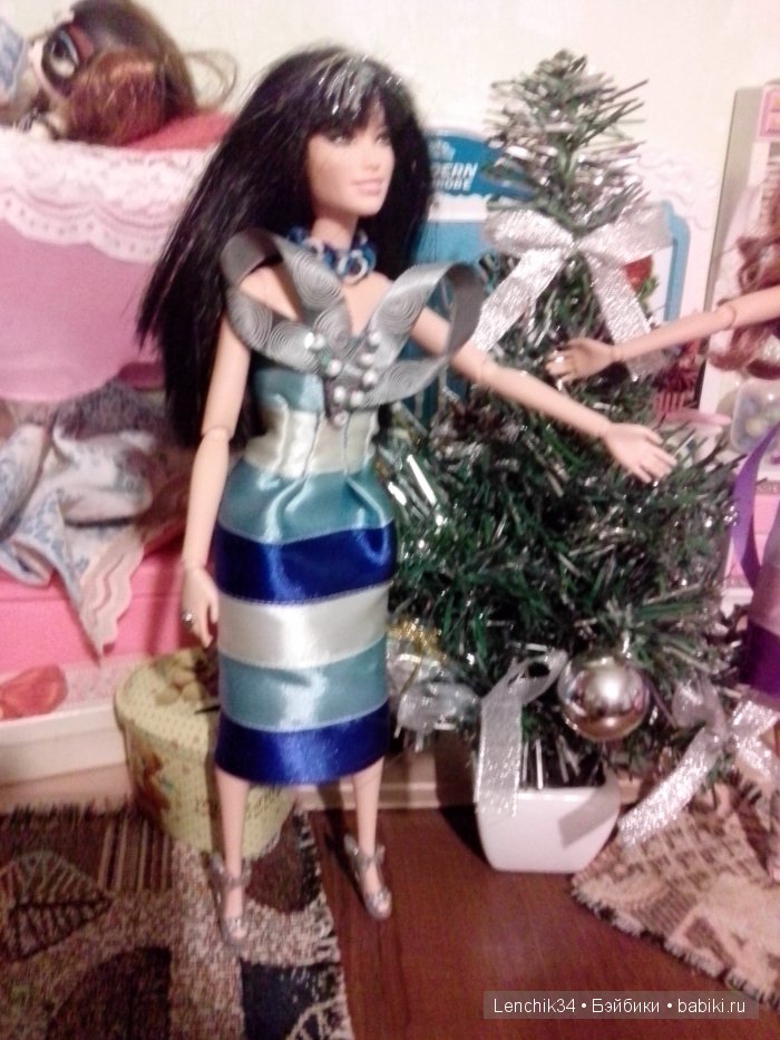 У Ракель снимается ожерелье из резинок