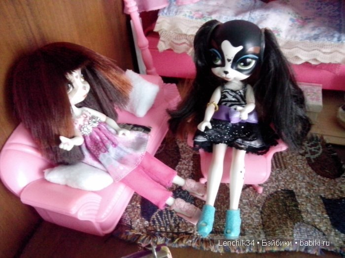 Пинки слева,ее подруга Пепер справа(в натуральном виде)