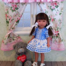 У меня есть кукла в платье голубом