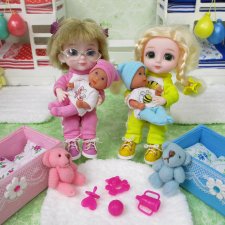 Куклы тоже играют в дочки-матери.