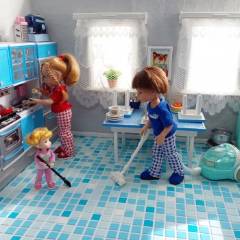 Обычный выходной день в кукольной семейке