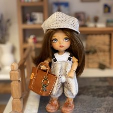 Модная сумка в гардеробе маленькой куклы