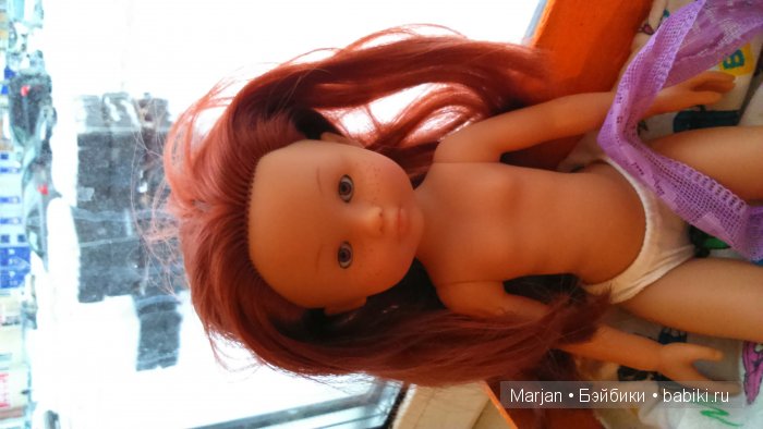 Вот сидит скучает, рыжий, смотрит на ленточку.