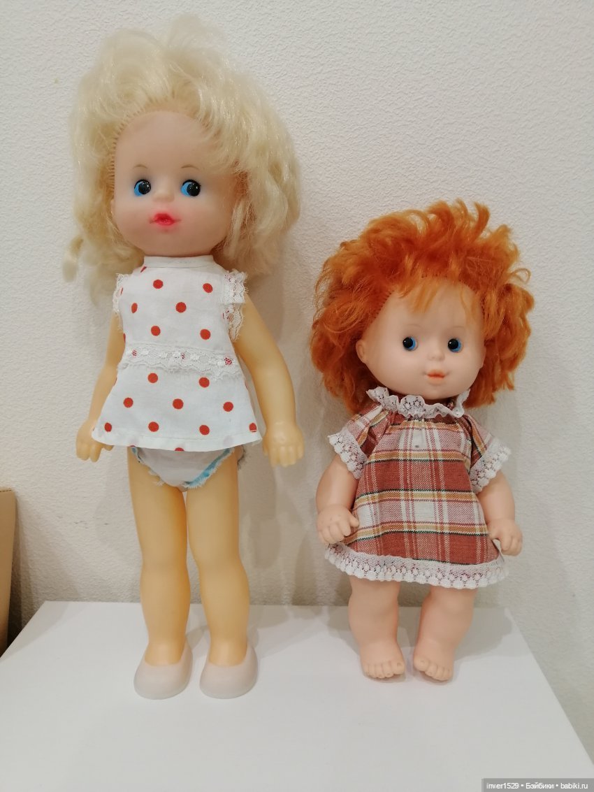 Вот она в родном платье. Это просто прямоугольник с оооочень широкой горловиной, собранной на резинку. Были ещё такие пупсы в конвертах.