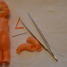 Установка ручек маленькой целлулоидной куколке