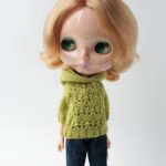 Схема вязания зеленого свитера с капюшоном для кукол Блайз Blythe