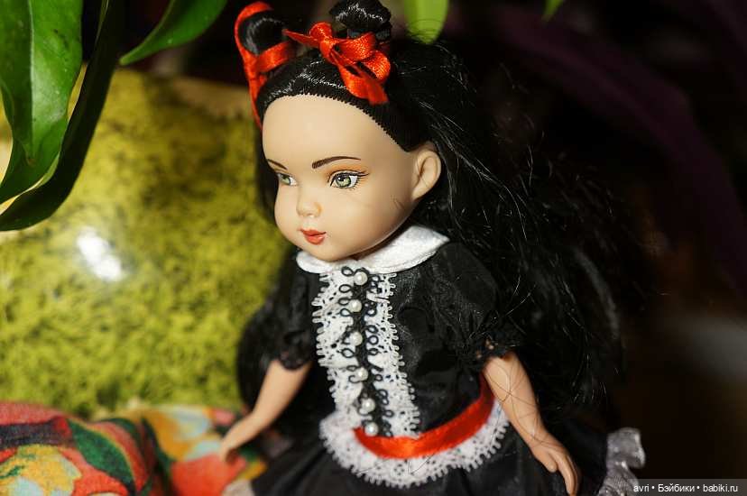 Светлые и темные эльфы в сказочном лесу