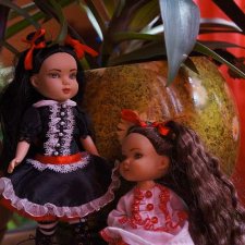 Светлые и темные эльфы в сказочном лесу.