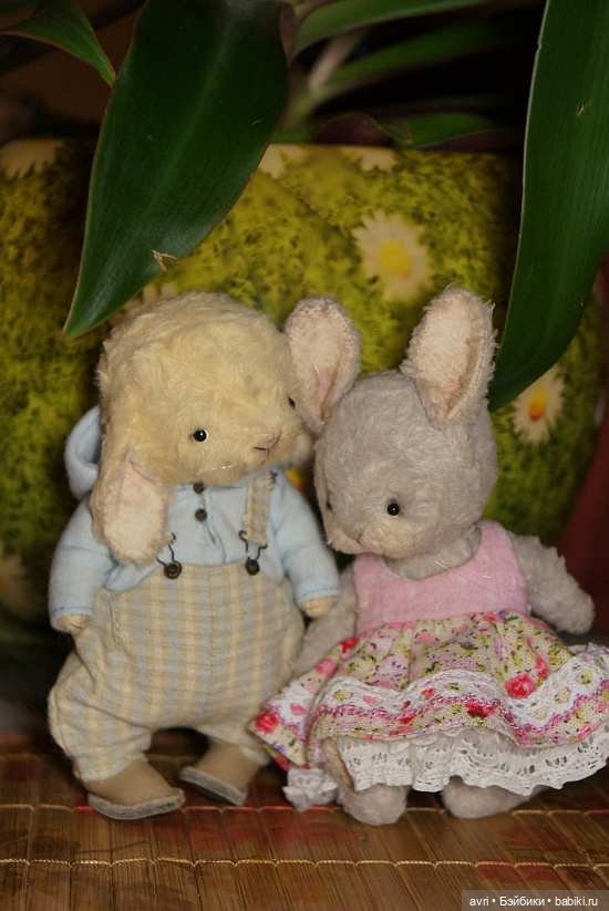Счастливая семья зайцев снова вместе / Авторская игрушка