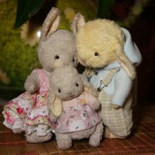 Счастливая семья зайцев снова вместе / Авторская игрушка