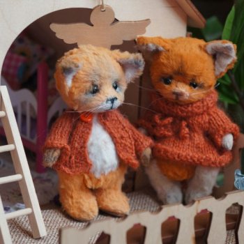 Счастливые лисята Алик и Алиска