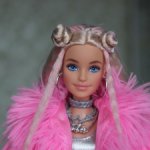 Barbie Extra Барби экстра розовая шубка