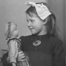 Девочки из прошлого, и их куклы