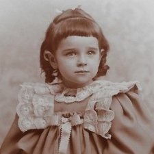 Дети из прошлого, их наряды и куклы