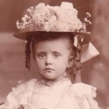 Детки, с куклами и без