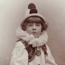 Дети с игрушками и без