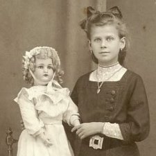 Дети с игрушками и без. Старинные фотографии