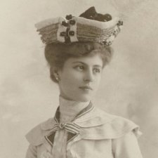 Молодые дамы на старинных фотографиях