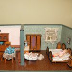 Антикварная немецкий кукольный домик "Двухкомнатная квартира"