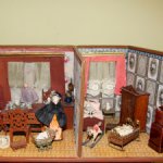 Антикварная немецкий кукольный домик "Двухкомнатная квартира с дверью"