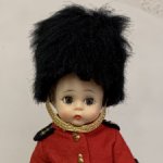 Винтажная кукла Madame Alexander English Guard, страна происхождения - США