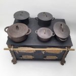 Антикварная кухонная печка с чугунными кастрюлями для кукол