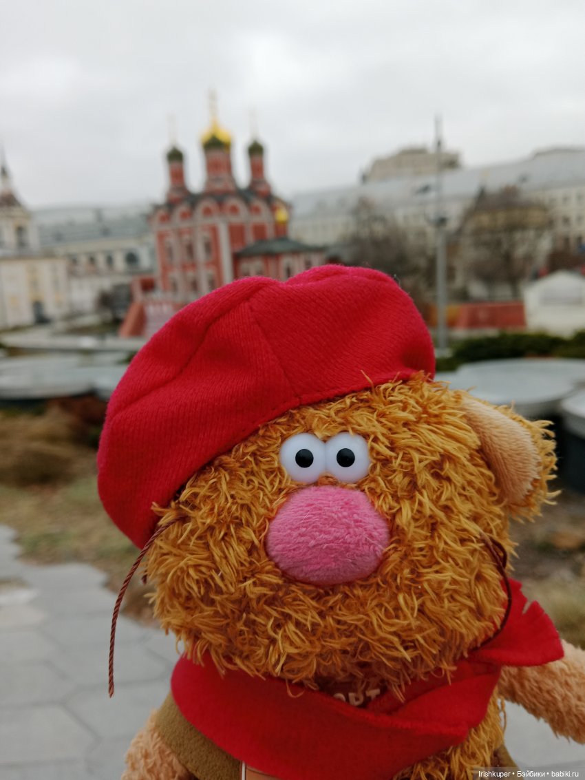 Alles ist rot или всё красное. Кофейный кот Кортадо гуляет в Зарядье (фото 4)