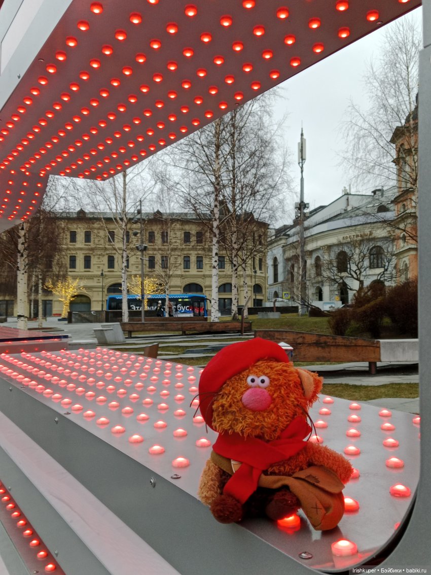 Alles ist rot или всё красное. Кофейный кот Кортадо гуляет в Зарядье